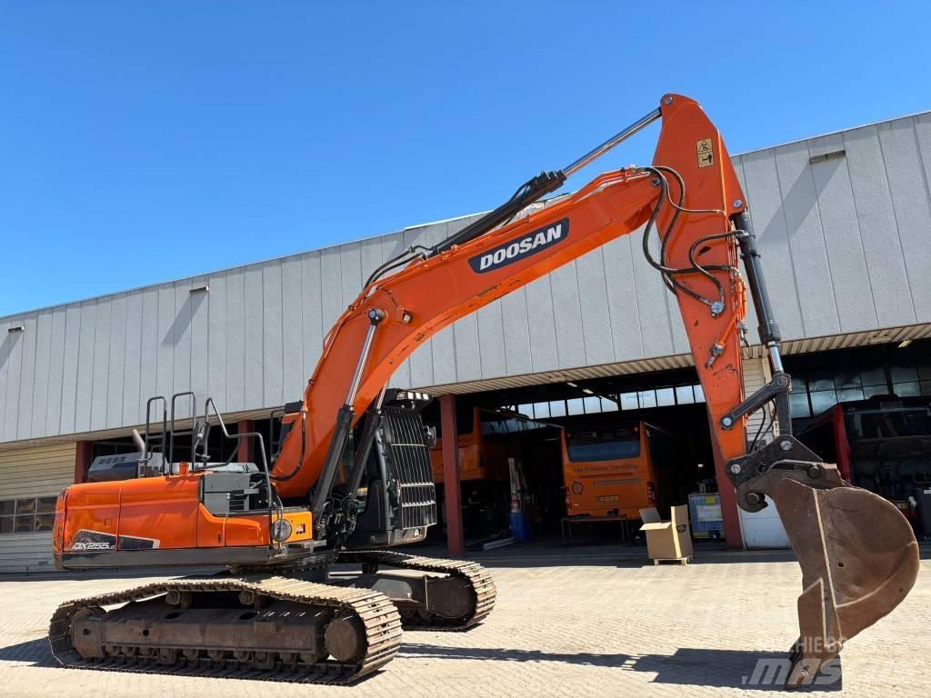 Doosan DX 255 NLC-5 Bandgrävare