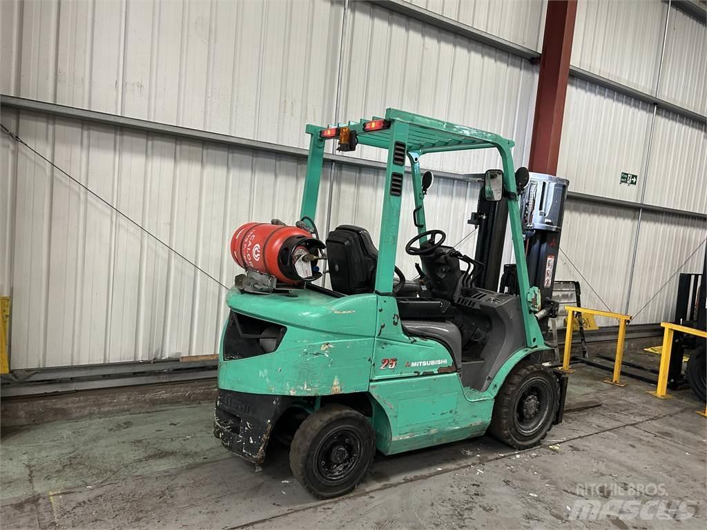 Mitsubishi FG25NT Gasolmotviktstruckar