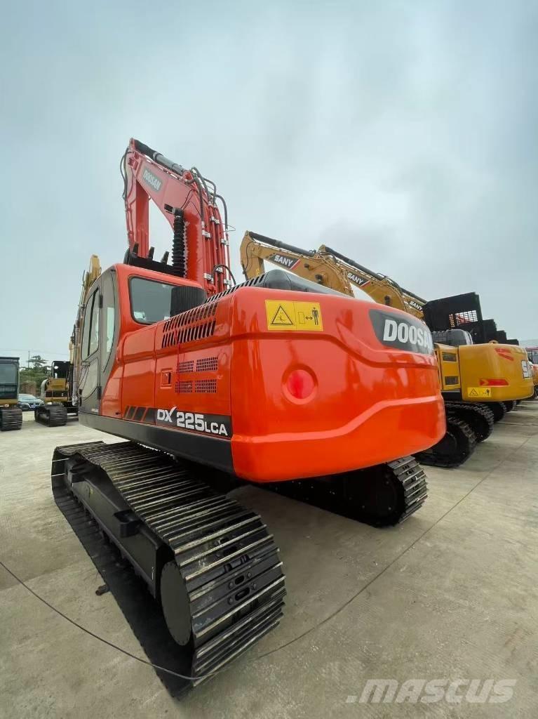 Doosan DX 225 LC Bandgrävare