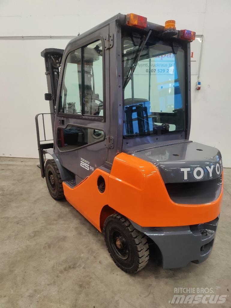 Toyota 02-8 FDF25 Dieselmotviktstruckar