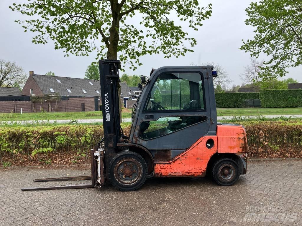 Toyota 02-8 FDF 30 Dieselmotviktstruckar