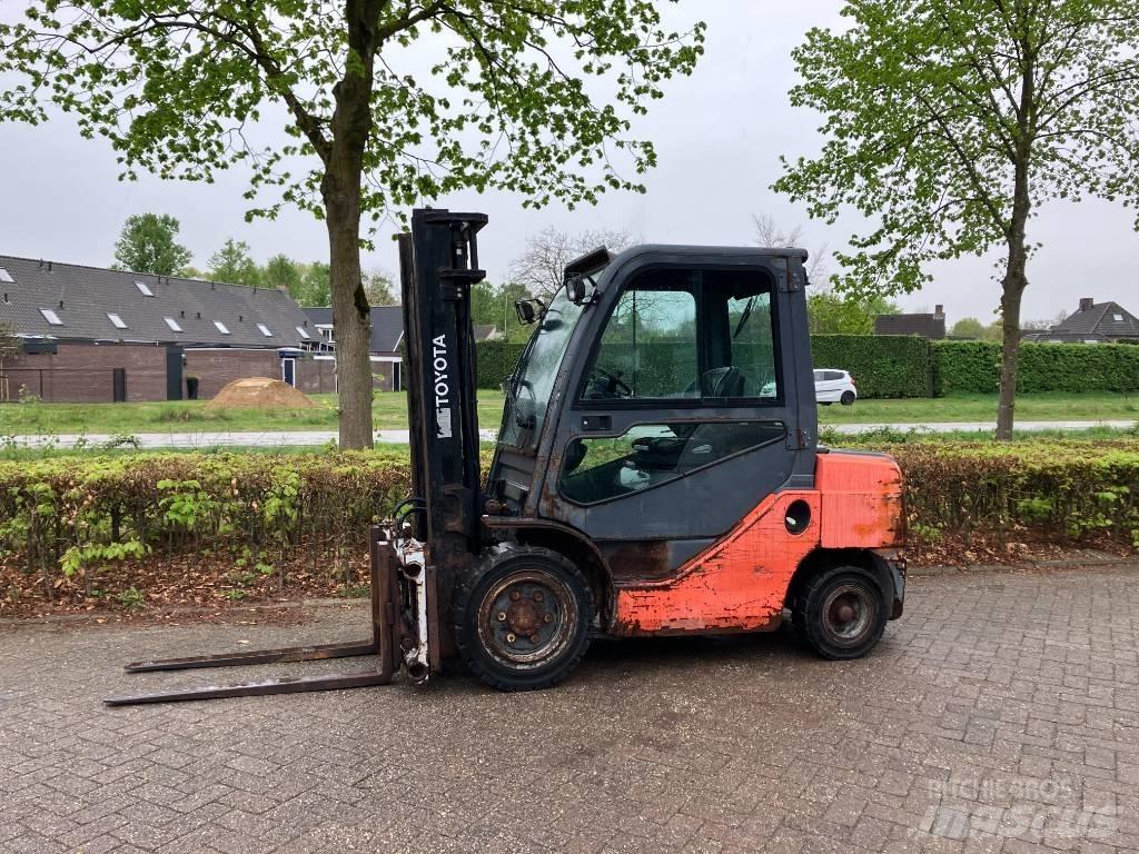 Toyota 02-8 FDF 30 Dieselmotviktstruckar