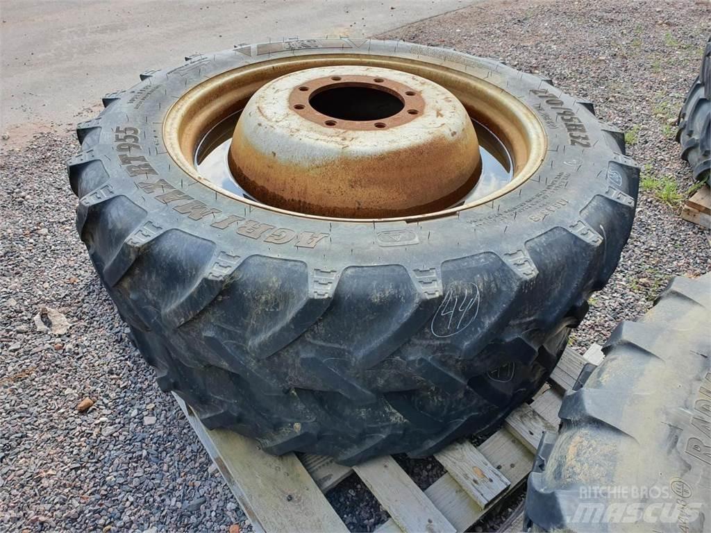 BKT 270/95R32 x2 Däck, hjul och fälgar