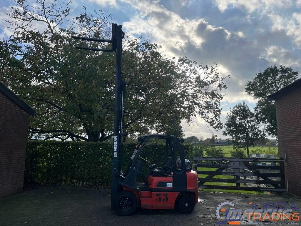 Nissan UD02A25PQ Gasolmotviktstruckar