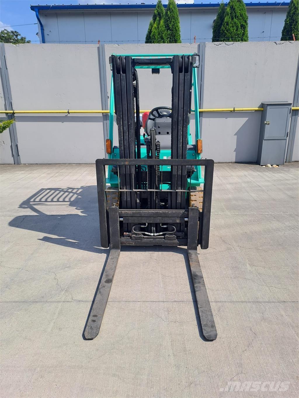 Mitsubishi FG25N Gasolmotviktstruckar