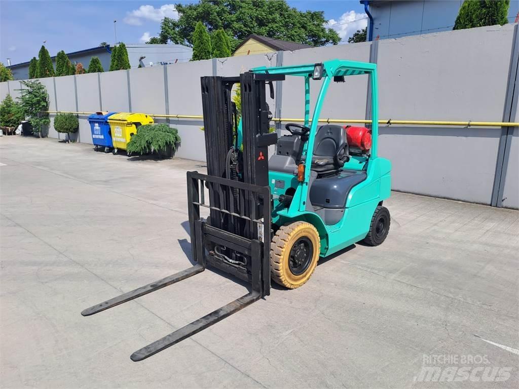 Mitsubishi FG25N Gasolmotviktstruckar