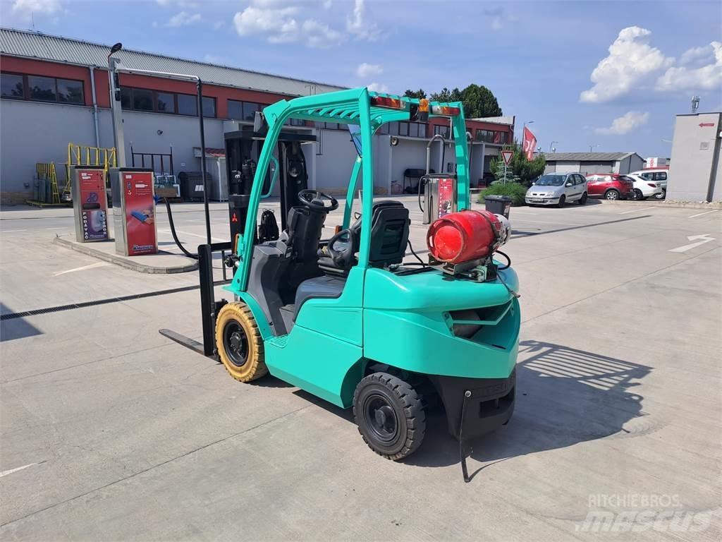 Mitsubishi FG25N Gasolmotviktstruckar