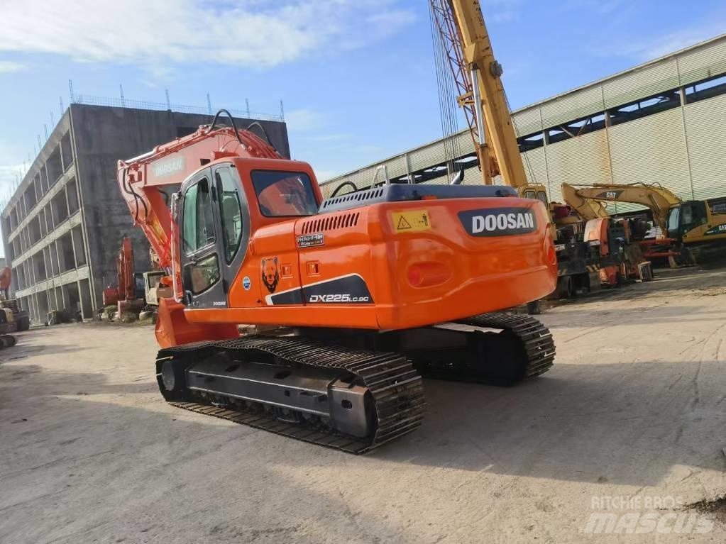 Doosan DX 225 Bandgrävare