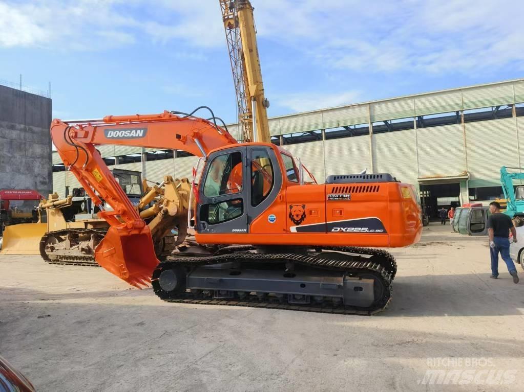 Doosan DX 225 Bandgrävare