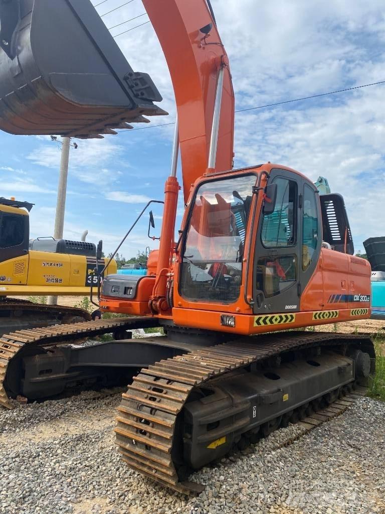Doosan DX 300 LC Bandgrävare