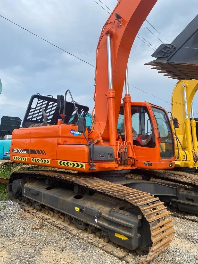 Doosan DX 300 LC Bandgrävare