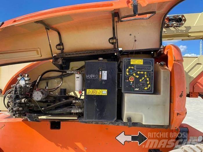 JLG 800AJ Bomliftar