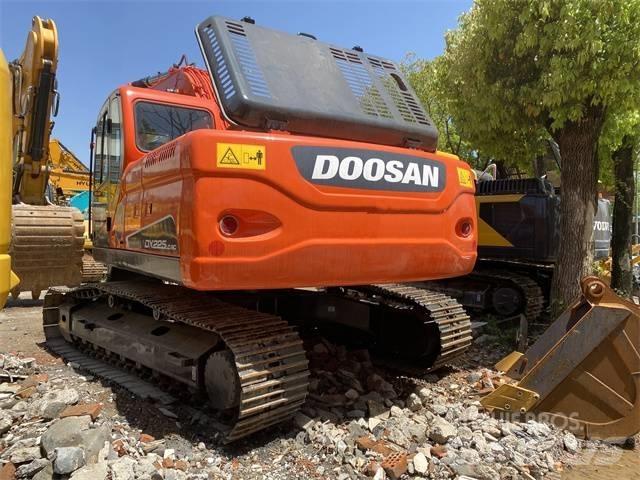 Doosan DX 225 LC Bandgrävare