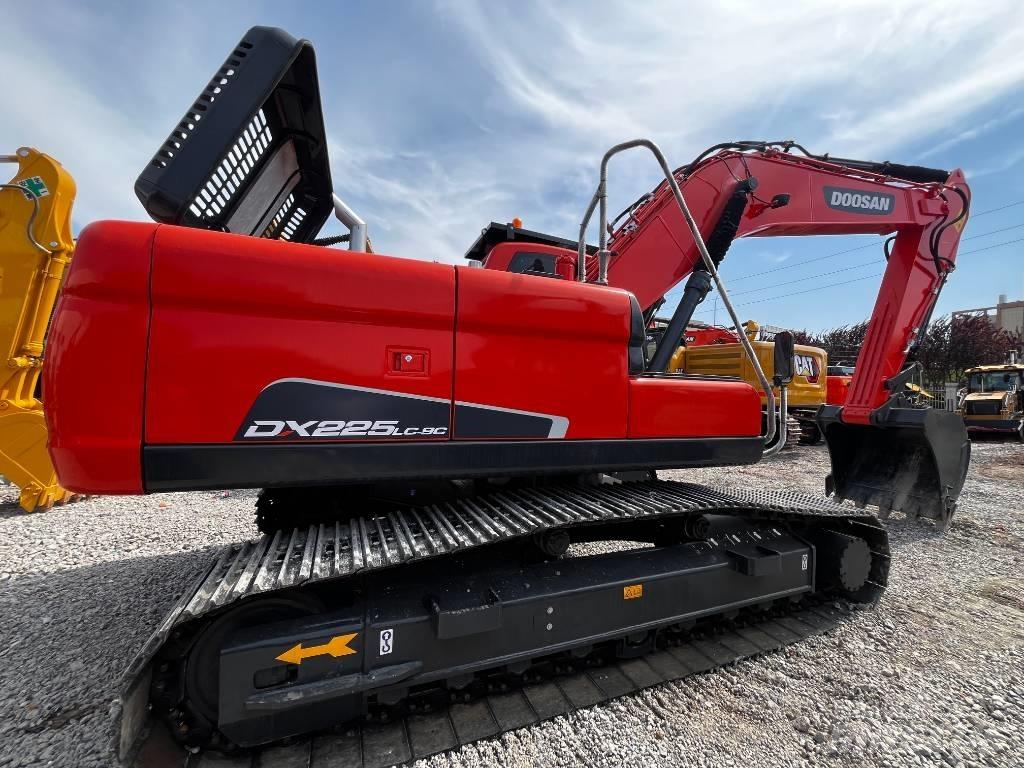 Doosan DX 225 Bandgrävare