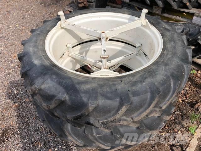 Pirelli 13.6 R38 Däck, hjul och fälgar