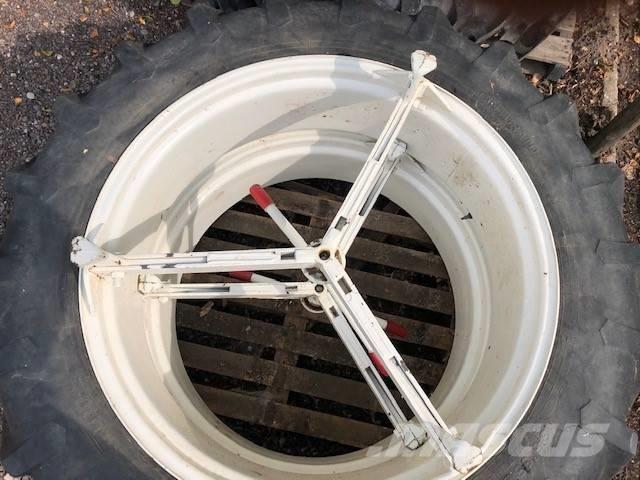 Pirelli 13.6 R38 Däck, hjul och fälgar