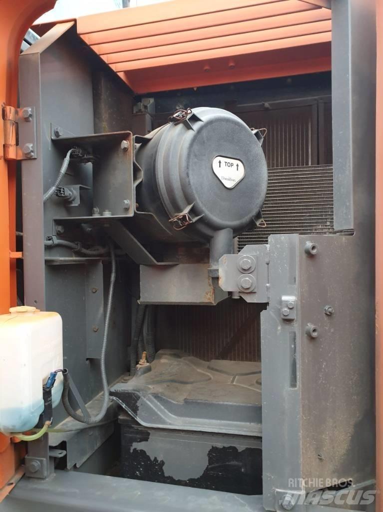 Hitachi ZX225USLC-3 Bandgrävare