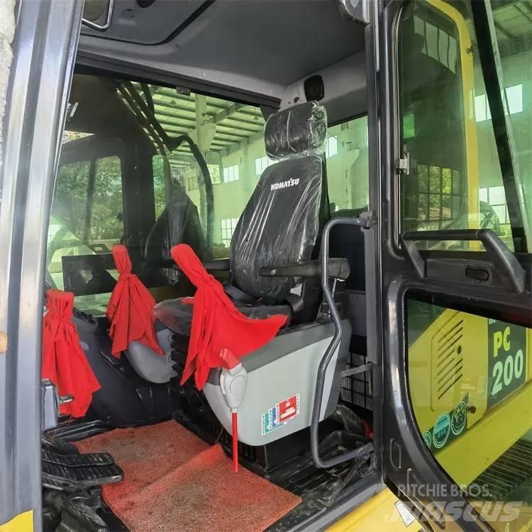 Komatsu PC200-8 Bandgrävare