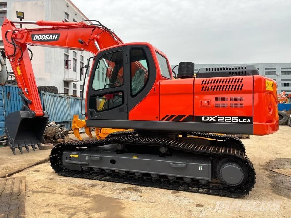 Doosan DX 225 LCA Bandgrävare