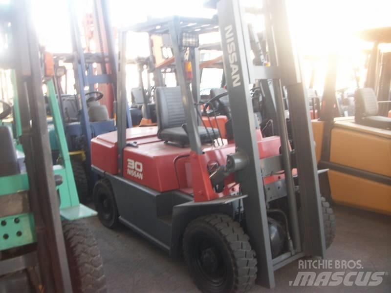 Nissan UGJ02M30 Gasolmotviktstruckar