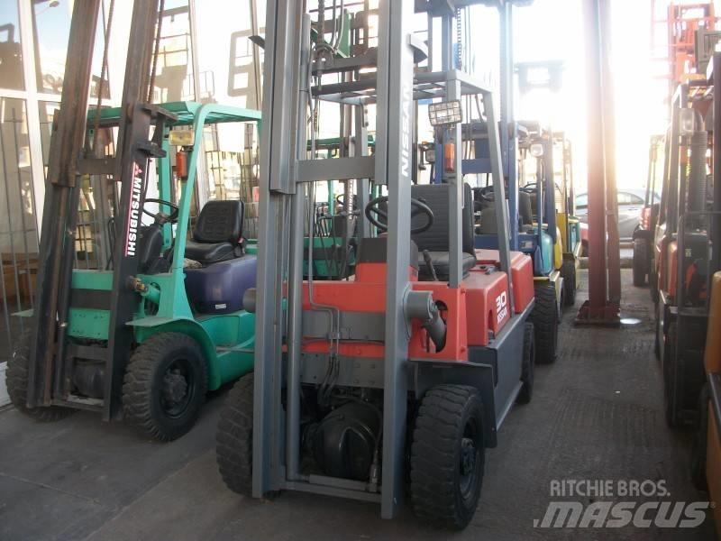 Nissan UGJ02M30 Gasolmotviktstruckar