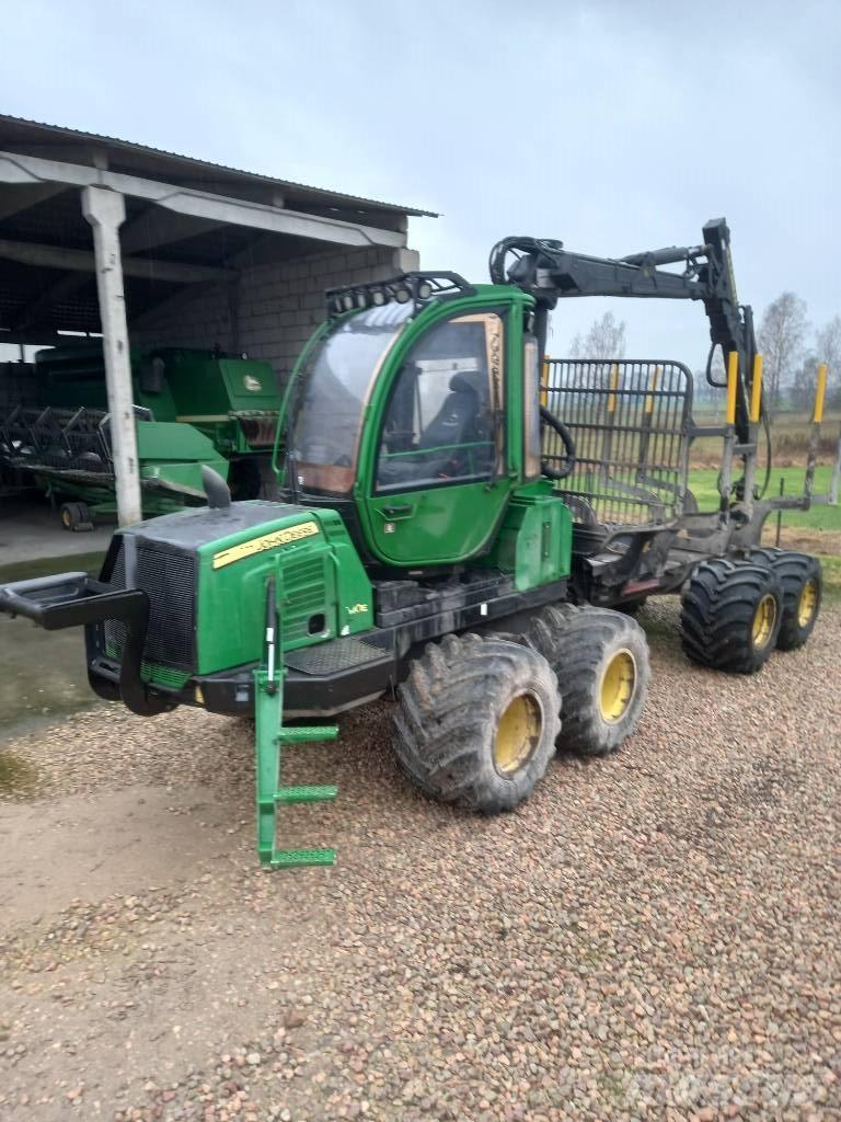 John Deere 810E Skotare