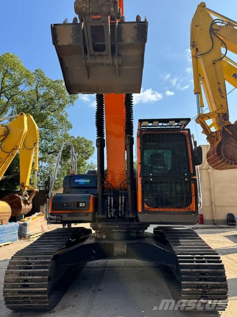 Doosan DX 225 Bandgrävare