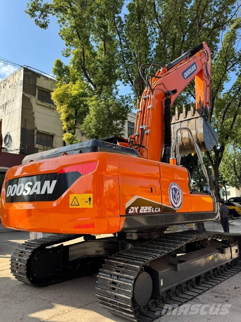 Doosan DX 225 Bandgrävare