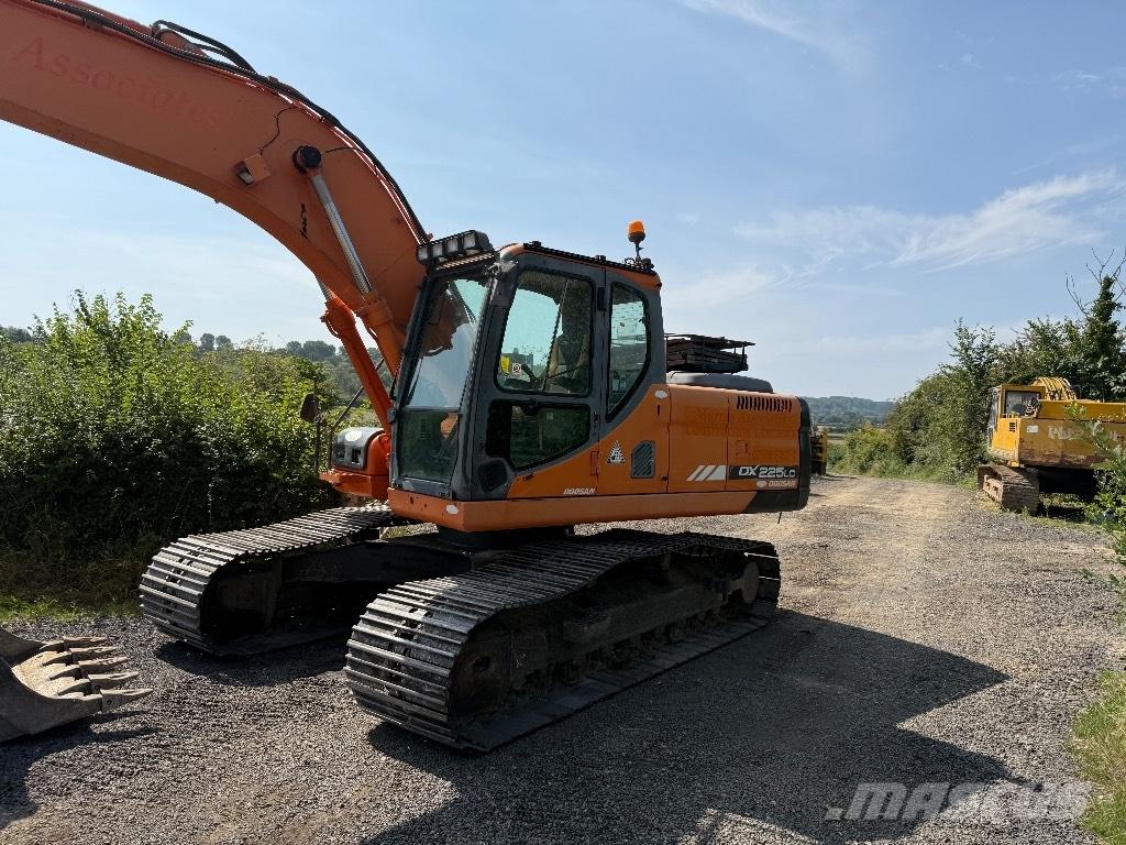 Doosan DX 225 LC Bandgrävare
