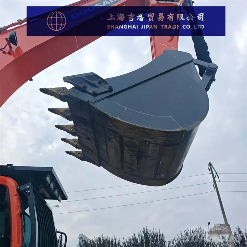 Doosan DX 225 Bandgrävare