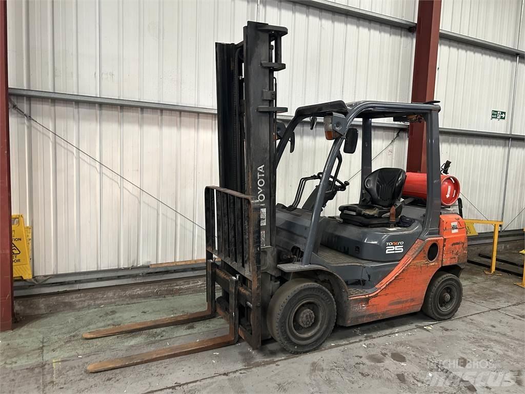 Toyota 02-8FGF25 Gasolmotviktstruckar