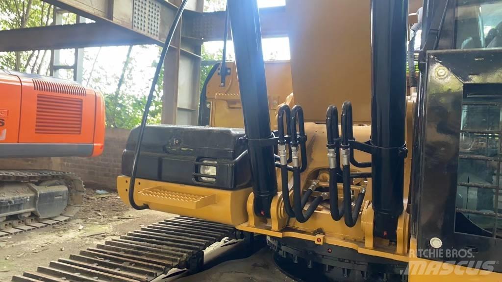 CAT 320D2L Bandgrävare
