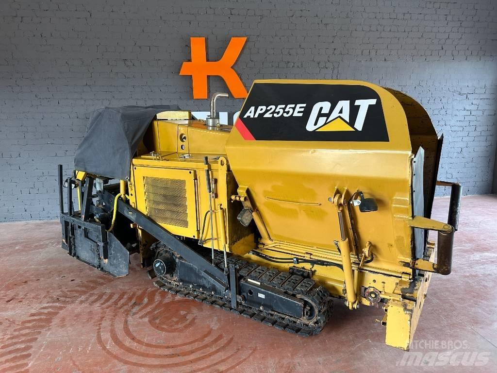 CAT AP 255 E Asfaltsläggningsmaskiner