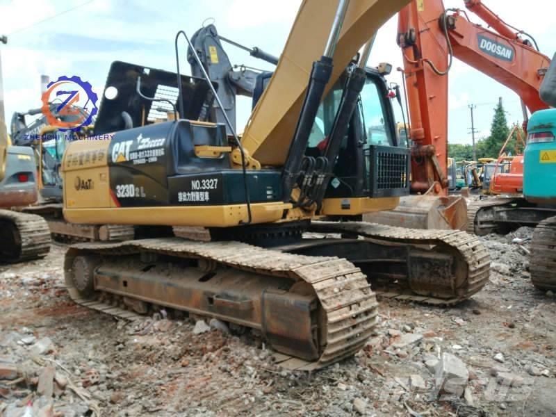 CAT 323 D L Bandgrävare
