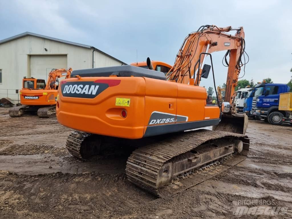 Doosan DX 255 LC Bandgrävare