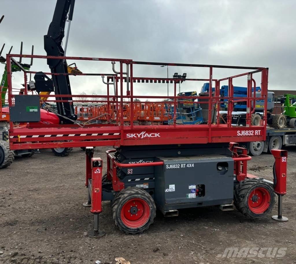 SkyJack SJ 6832 RT Saxliftar