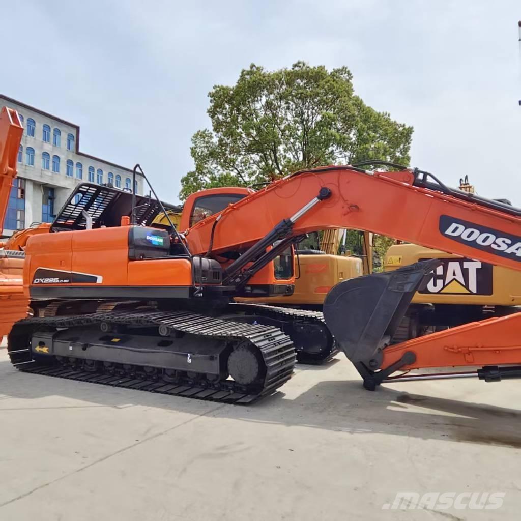 Doosan DX 225 Bandgrävare