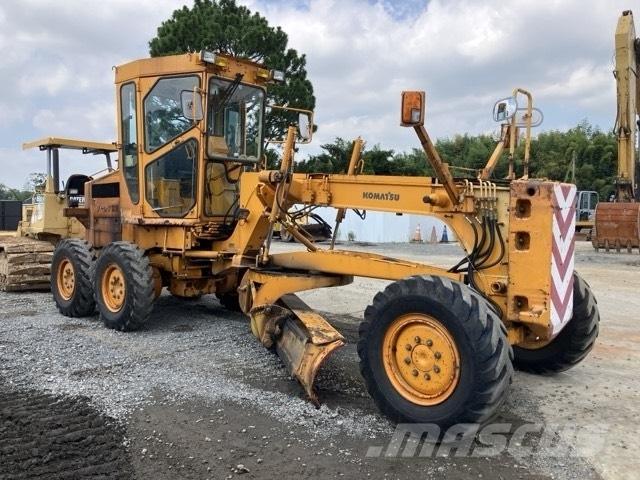 Komatsu GD 405 A-2 Väghyvlar