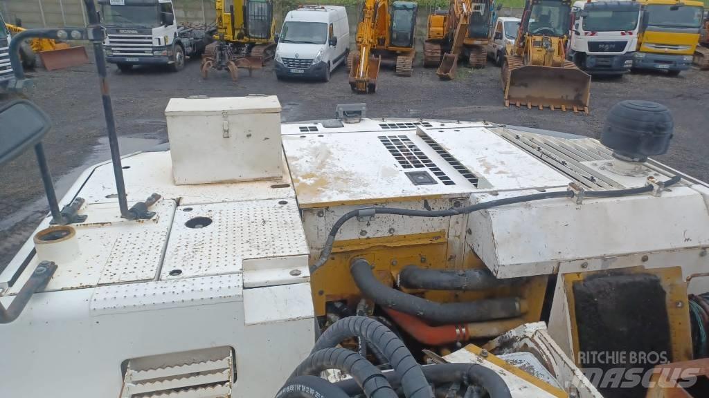 CAT 328 D L Bandgrävare