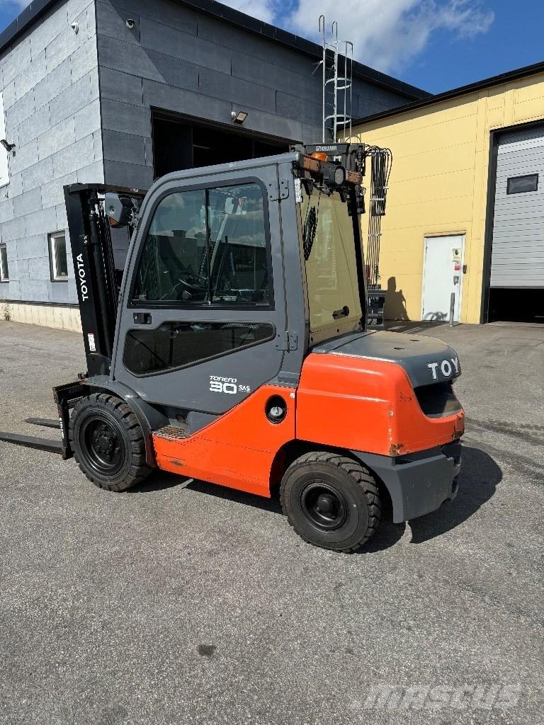 Toyota 02-8FDF30 Dieselmotviktstruckar