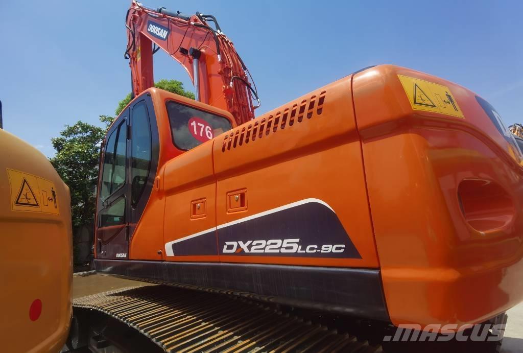 Doosan DX 225 LC Bandgrävare