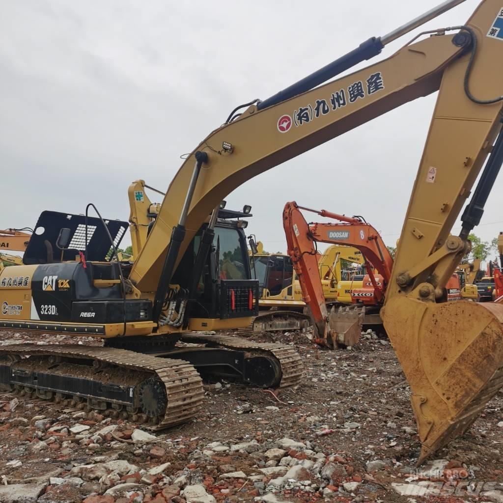 CAT 323DL Bandgrävare