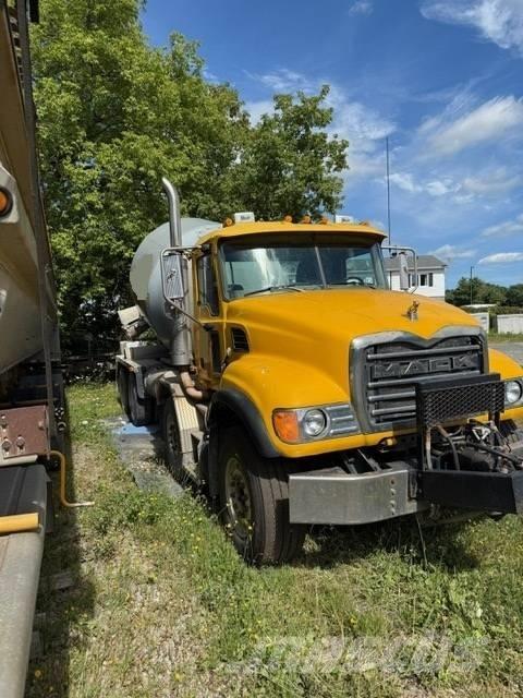 Mack CV 713 Lastbilar med betongpump