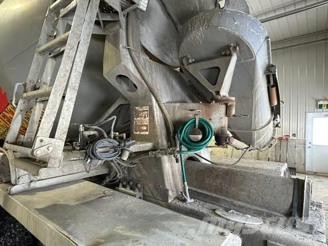 Mack CV 713 Lastbilar med betongpump