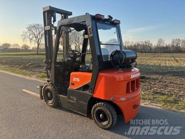 Doosan G 25 G Gasolmotviktstruckar