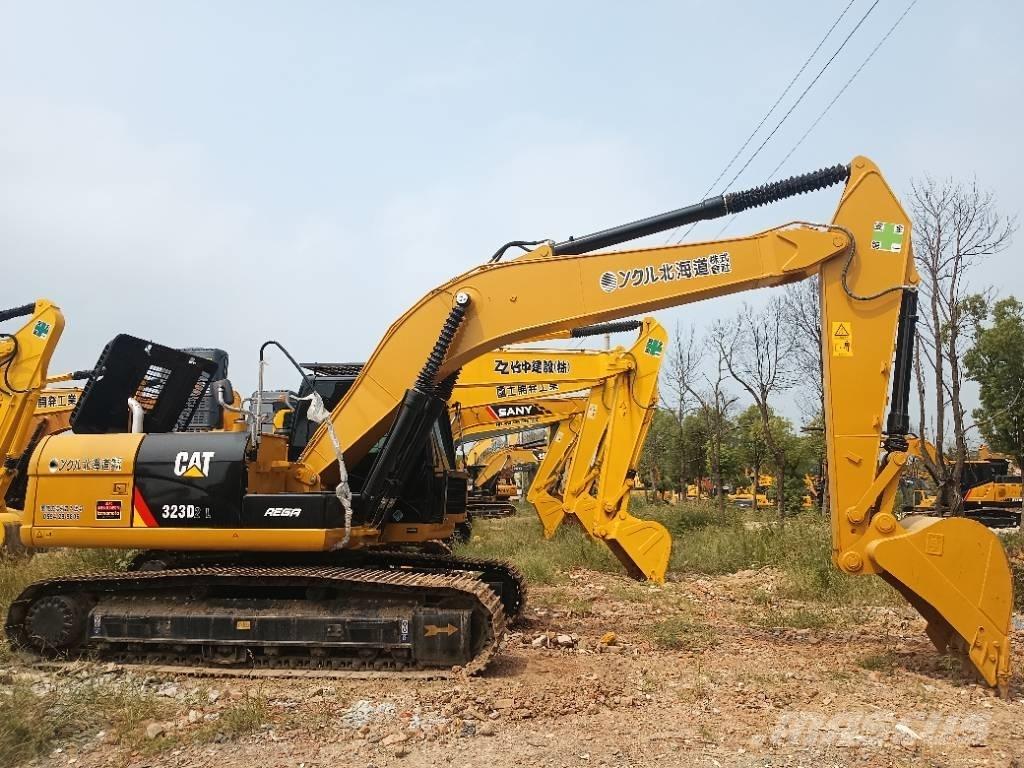CAT 323D2 Bandgrävare