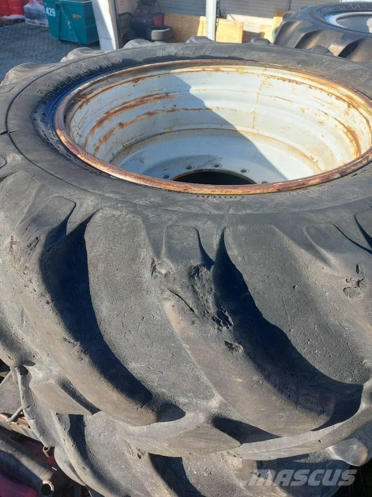 Komatsu 901 Däck, hjul och fälgar