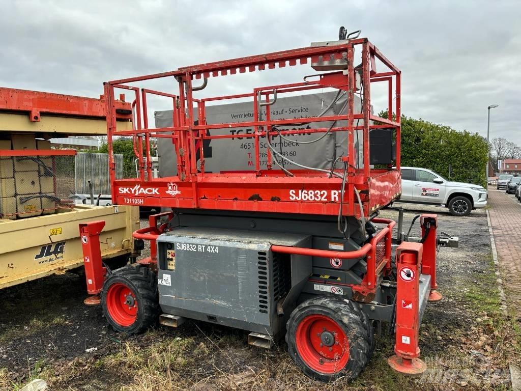 SkyJack SJ 6832 RT Saxliftar