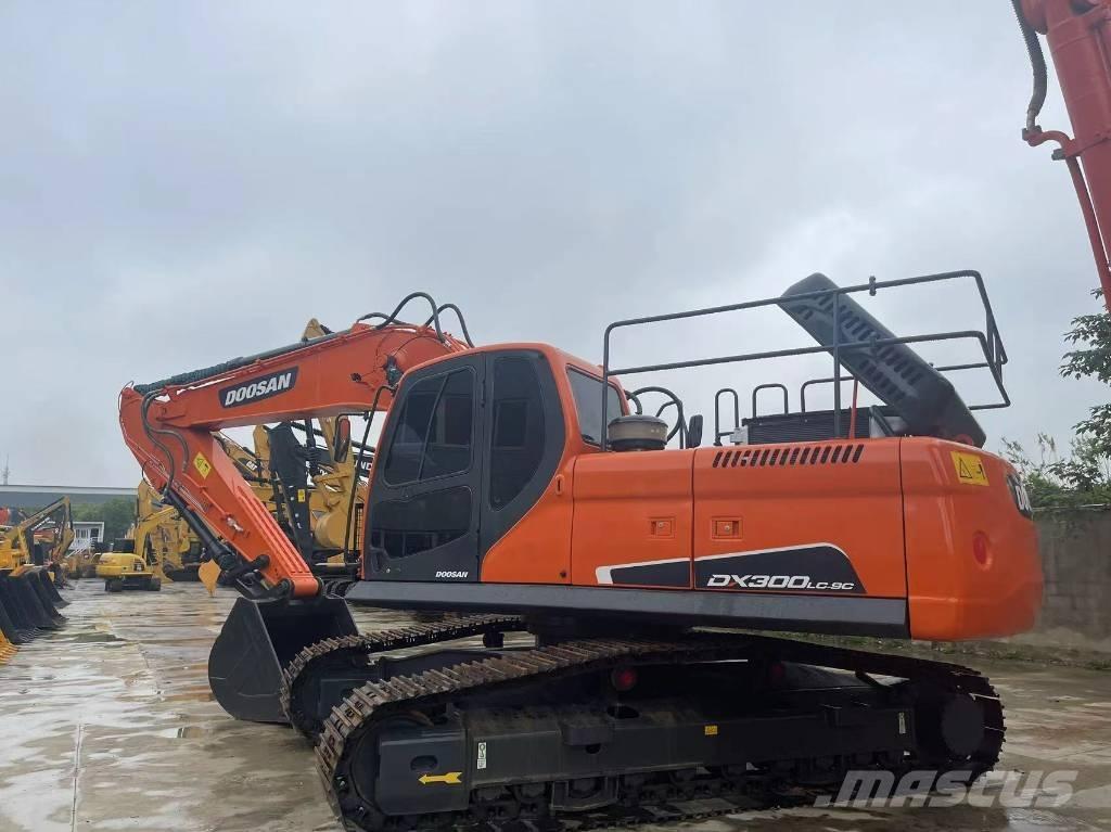 Doosan DX 300 LC Bandgrävare