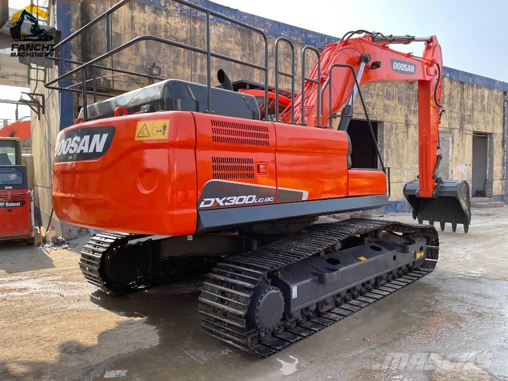 Doosan DX 300 LCA Bandgrävare